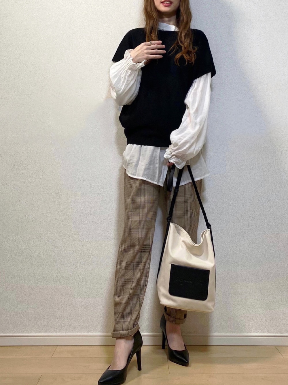 「テーパードパンツ、パンプス、レイヤードスタイル、大人カジュアル、GU、チェックパンツ、ニットベスト、きれいめカジュアル、パンツスタイル、green label relaxing、シアーシャツ、キャンバスバッグ、agnes b.、スタンドカラーシャツ、ベスト×シャツ」｜「スタイルオンバッグのアイテム（ベスト、ブラック系）」を使った、高野軍曹さん（レディース・158cm）の秋コーディネートの1枚目の写真
