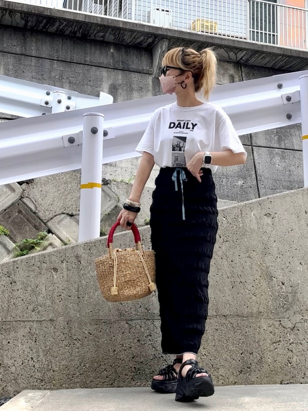 ホワイト系のTシャツ/カットソー、ブラック系のスカート、レッド系のかごバッグを着用したレディースの夏コーディネートの1枚目の写真