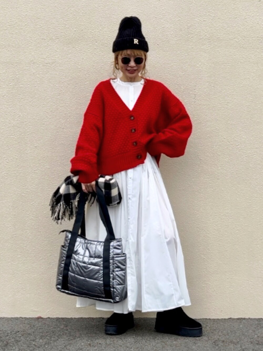 「マイベストコーデ2023、クリスマスに着たい服、カラー×コーデ、きれいめカジュアル、カーディガン、ニットカーディガン、ショートカーディガン、r.、シャツワンピ、ニット帽、ムートンブーツ、トートバッグ、シルバーバッグ、白ワンピース、ショートブーツ」｜「r.のポップコーン編み　ショートニットカーディガン（カーディガン/ボレロ、レッド系）」を使った、高野軍曹さん（レディース・158cm）の冬コーディネートの1枚目の写真