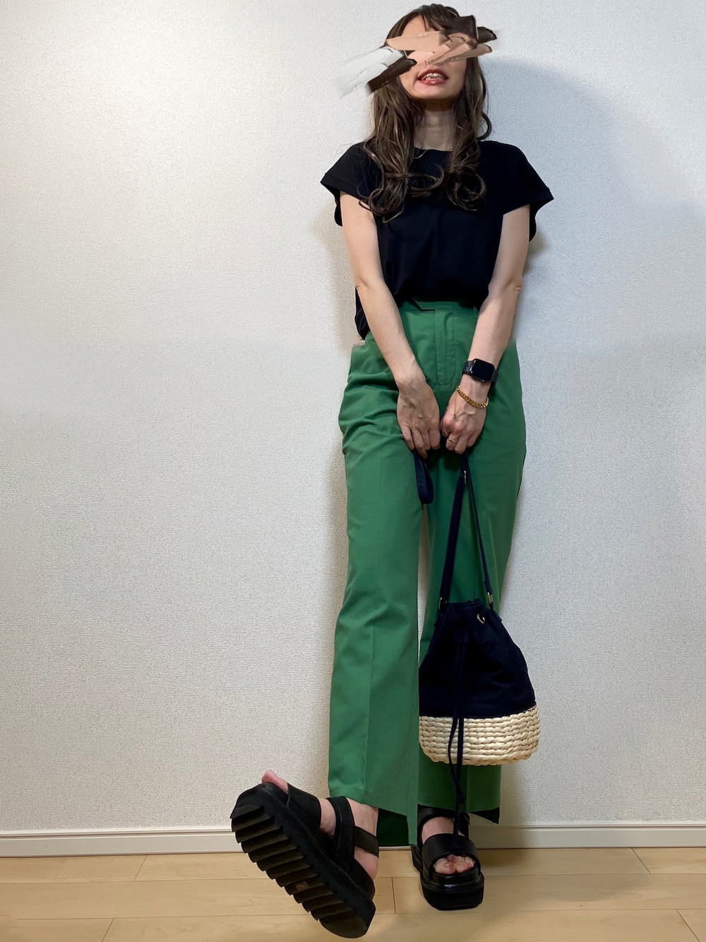 ブラック系のTシャツ/カットソー、グリーン系のその他パンツ、ブルー系のショルダーバッグを着用したレディースの夏コーディネートの1枚目の写真