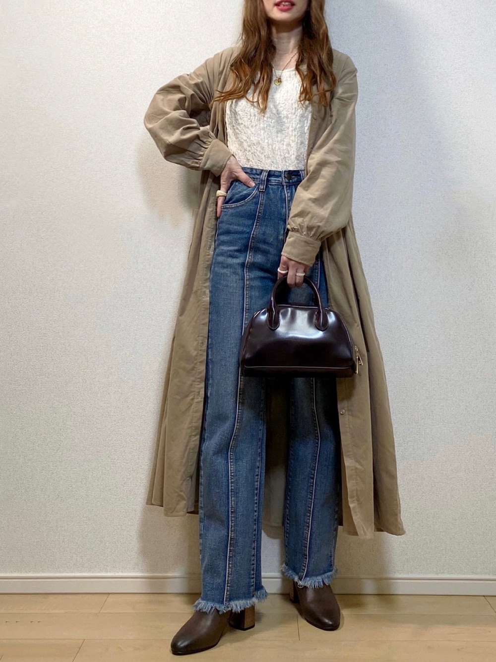 「ZARA、ショートブーツ、シャツワンピ、ハイウエストパンツ、ボストンバッグ、きれいめカジュアル、フレアパンツ、ロングワンピース、GRL、ノースリーブ、URBAN RESEARCH、チャンキーヒール、コーデュロイワンピ、センタープレスパンツ、apretro」｜「UR Lab.のUR Lab.　コーデュロイタックワンピース（ワンピース、ベージュ系）」を使った、高野軍曹さん（レディース・158cm）の秋コーディネートの1枚目の写真