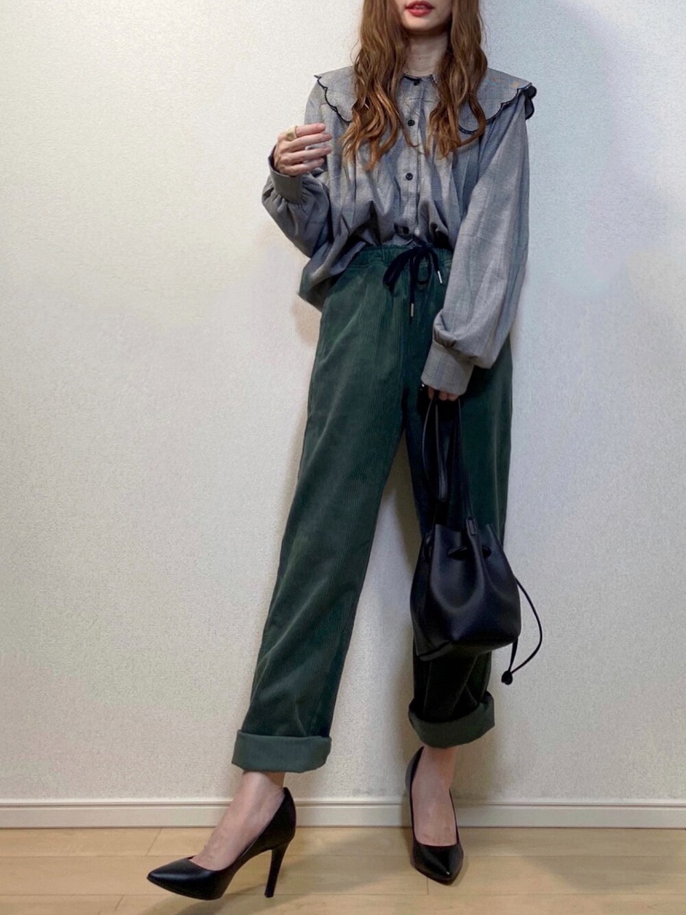 「パンプス、チェックシャツ、カラーパンツ、コーデュロイパンツ、GU、FREDY&GLOSTER、ヒールパンプス、きれいめカジュアル、パンツスタイル、スカラップ、デザイントップス、秋コーデ、ビッグカラー、シェフパンツ、apretro」｜「ap retroの無地・ギンガムチェックスカラップ刺繍ビッグカラーブラウス＜デザインブラウス＞【ZOZO限定アイテム】（シャツ/ブラウス、ブラック系）」を使った、高野軍曹さん（レディース・158cm）の秋コーディネートの1枚目の写真
