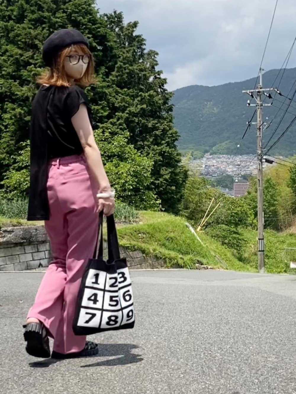 「アシメトリー、フレンチスリーブ、deuxamour、カラーパンツ、ピンク、黒×ピンク、ピンクパンツ、フレアパンツ、スラックス、WEGO、グルカサンダル、ベレー帽、ベレー帽×メガネ、ダテメガネ、休日スタイル」｜「deux amourのアシメフレンチスリーブTEE（その他トップス、ブラック系）」を使った、高野軍曹さん（レディース・158cm）の春コーディネートの1枚目の写真