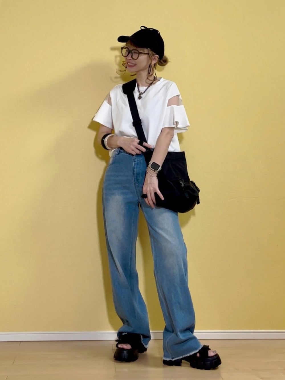 「アツいコーデ全部見せ、お出かけコーデ、夏コーデ、白Tシャツ、袖フレア、and it_、メガネ女子、キャップ、フライトキャップ、デニム、デニムパンツ、ショルダーバッグ、メッセンジャーバッグ、ナイロンバッグ、スポーツサンダル」｜「and it_のフレアシースルースリーブカットソー（Tシャツ/カットソー、ホワイト系）」を使った、高野軍曹さん（レディース・158cm）の夏コーディネートの1枚目の写真