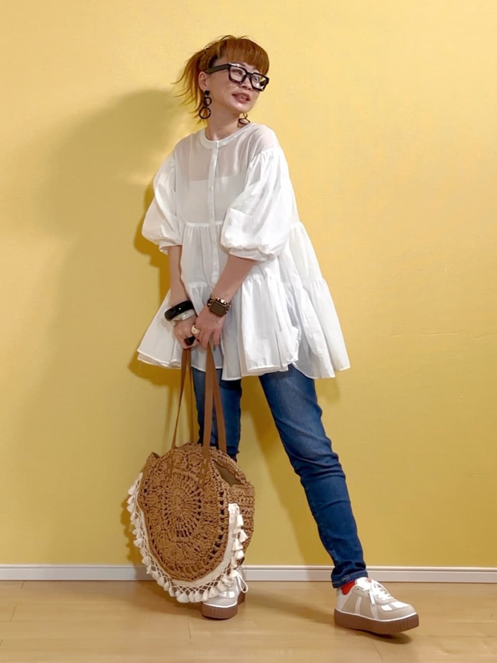 「シャツスタイル、夏コーデ、厚底シューズ、厚底スニーカー、classicalelf、ティアード、韓国ファッション、シアーシャツ、スキニーデニム、デニム、デニムパンツ、サークルバッグ、かごバッグ、SHEIN、40代ファッション」｜「classicalelfの夏に大活躍！ふわり、風をまとう。3wayバルーンスリーブティアードシアーシャツ（シャツ/ブラウス、ホワイト系）」を使った、高野軍曹さん（レディース・158cm）の春コーディネートの1枚目の写真