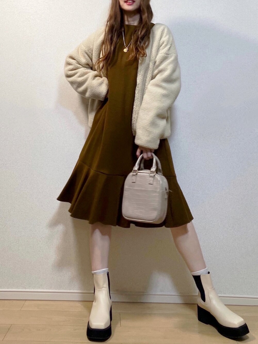 「ワンピース、ボア、ZARA、ショートブーツ、サイドゴアブーツ、キルティングジャケット、パールネックレス、厚底ブーツ、秋コーデ、秋冬コーデ、スクエアバッグ、ボアブルゾン、FbyROSSO、puril、だから秋服が好き」｜「PURILの【PURIL】ボアキルティングリバーシブルジャケット（ブルゾン、ホワイト系）」を使った、高野軍曹さん（レディース・158cm）の秋コーディネートの1枚目の写真