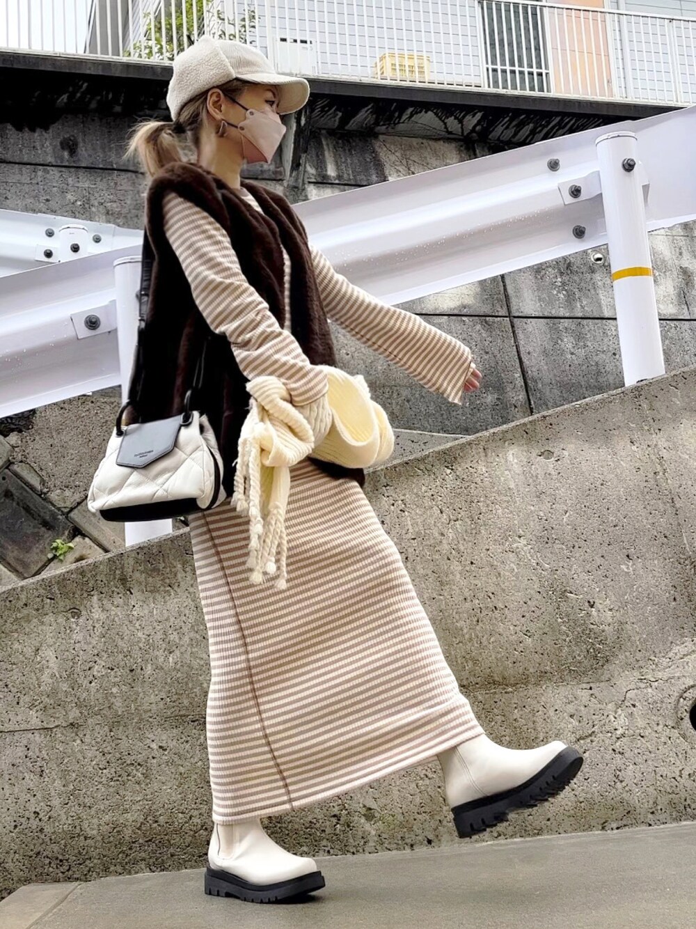 「淡色コーデ、デートスタイル（WOMEN）、ファーベスト、レイヤードスタイル、mivialoca、ワンピース、ボーダー、ボーダーワンピース、マキシ丈ワンピース、キャップ、フライトキャップ、キルティングバッグ、AliExpress、サイドゴアブーツ、クリスマスに着たい服」｜「mi via locaのフェイクファーノーカラージレ（ベスト、ブラウン系）」を使った、高野軍曹さん（レディース・158cm）の冬コーディネートの1枚目の写真