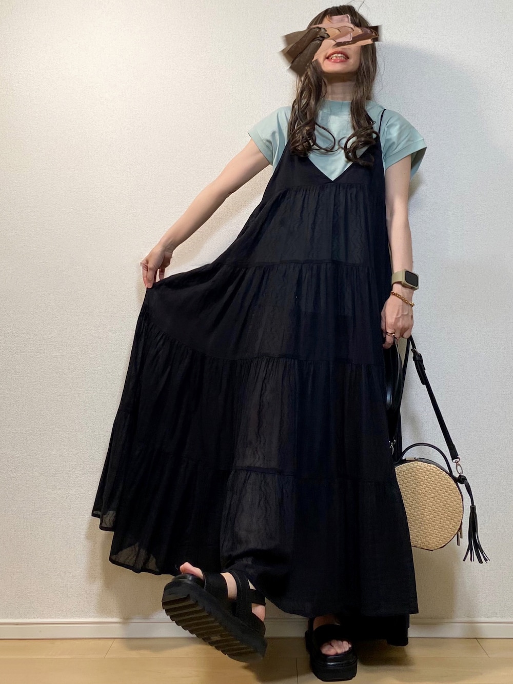 「キャミワンピ、ティアードワンピース、ロングワンピース、COOLなこのコが仲間入り、apretro、フレンチスリーブ、ハイネックトップス、Chillfar、厚底サンダル、サークルバッグ」｜「ChillfarのしっかりコットンフレンチスリーブハイネックTシャツ/リブTシャツ（Tシャツ/カットソー、グリーン系）」を使った、高野軍曹さん（レディース・158cm）の夏コーディネートの1枚目の写真