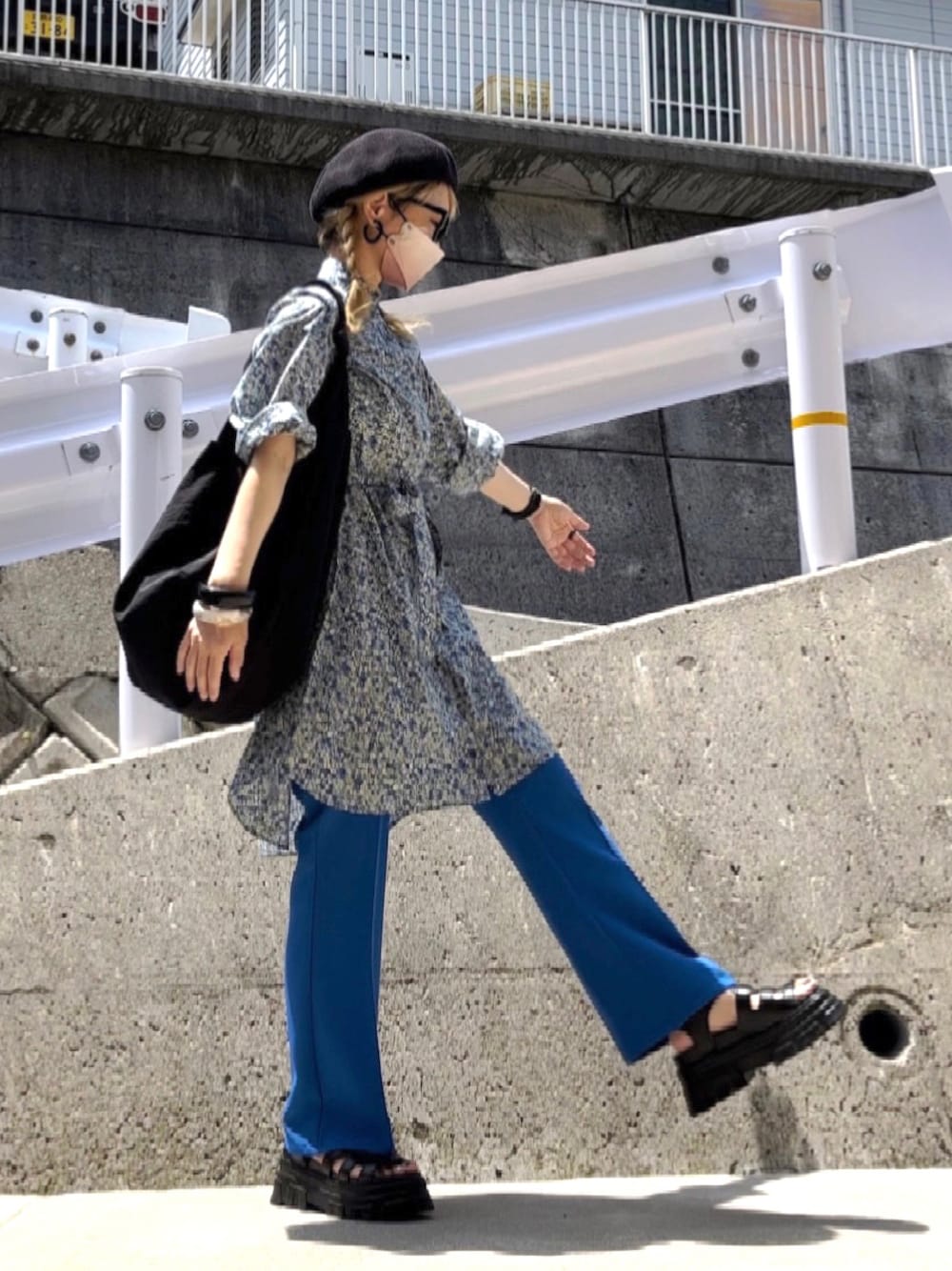 「シャツワンピ、小花柄、小花柄ワンピース、シャツワンピース、tobbyagnesb、agnes b.、ベレー帽、ベレー帽×メガネ、ショルダーバッグ、ダテメガネ、メガネ女子、グルカサンダル、スラックス、フレアパンツ、WEGO」｜「To b. by agnes b.のWEB限定 WT62 DRESS ブルーミングフラワードレスミニ（シャツワンピース、ブルー系）」を使った、高野軍曹さん（レディース・158cm）の春コーディネートの1枚目の写真