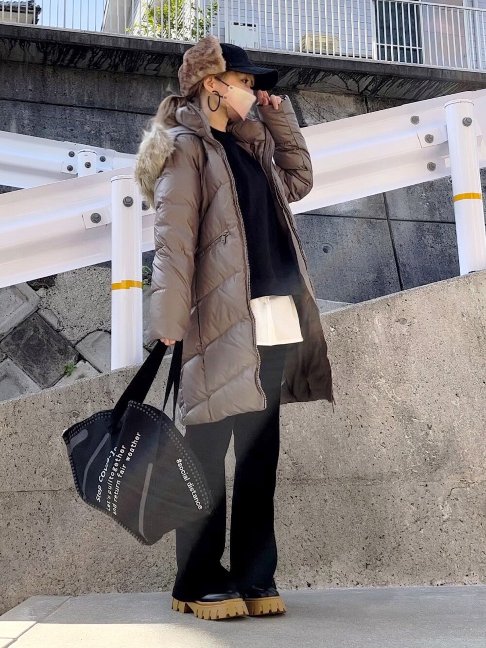 「ダウンコート、Calvin Klein、スウェット、レイヤードスタイル、フレアパンツ、リブパンツ、黒パンツ、キャップ、フライトキャップ、トートバッグ、AliExpress、サイドゴアブーツ、レースアップブーツ、SHEIN、プチプラ」｜「Fizzの【maiko_wear × Fizz コラボ】　裏起毛オーバーサイジングクルーネックスウェット（スウェット、ブラック系）」を使った、高野軍曹さん（レディース・158cm）の秋コーディネートの1枚目の写真