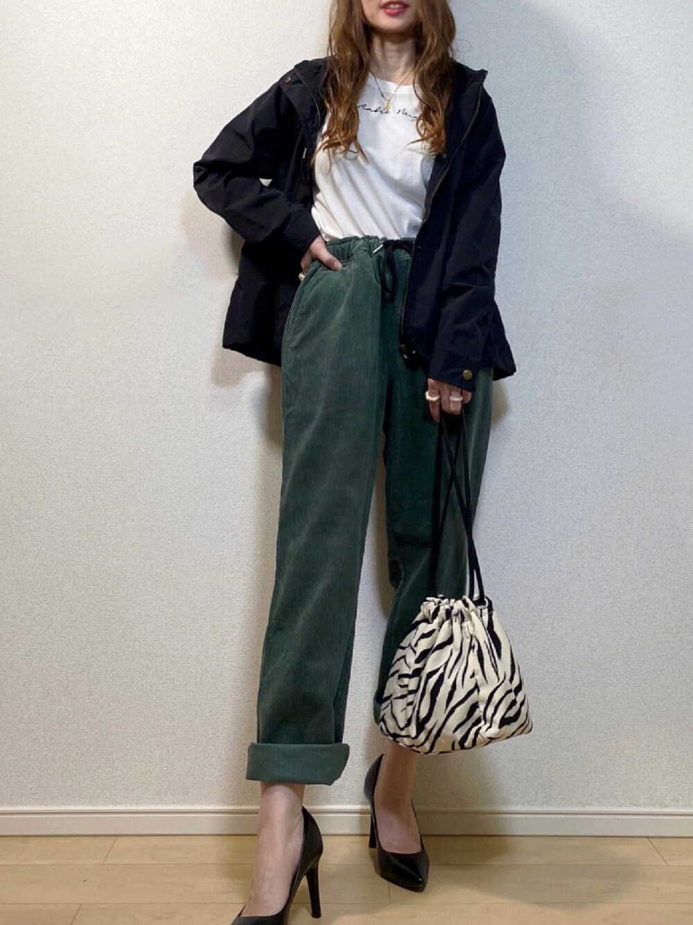 「パンプス、ロゴT、マウンテンパーカー、コーデュロイパンツ、GU、白Tシャツ、Sonny　Label、秋コーデ」｜「URBAN RESEARCH Sonny Labelの【40サイズ/WEB限定】抗菌・撥水マウンテンパーカー（マウンテンパーカー、ブラック系）」を使った、高野軍曹さん（レディース・158cm）の秋コーディネートの1枚目の写真