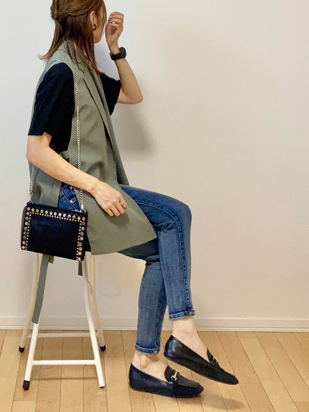「大人カジュアル、プチプラ、ジレ、ミニバッグ、ママコーデ、だから秋服が好き」｜「LOWRYS FARMのロゴプリントＴＥＥ　830570（Tシャツ/カットソー、ブラック系）」を使った、＊chii＊さん（レディース・156cm）の秋コーディネートの1枚目の写真