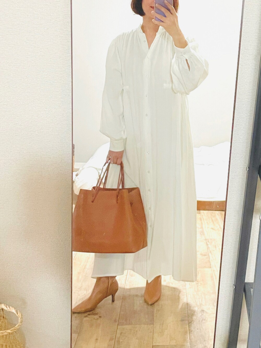 「ワントーンコーデ、ロングブーツ、大人カジュアル、ロングワンピース、シンプルコーデ、秋コーデ、秋冬コーデ、ビックバッグ」｜「AKTEのサイドコードロングシャツワンピース（ワンピース、ホワイト系）」を使った、yu.さん（レディース・159cm）の秋コーディネートの1枚目の写真
