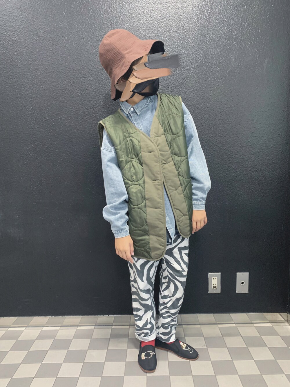 「キッズコーデ、キルティング、ベスト、デニムシャツ、ゼブラ柄、カンフーシューズ」｜「La Maison de LyllisのOHANA オハナ / La Maison de Lyllis 2211014 メゾンドリリス（ハット、ブラウン系）」を使った、yuuuuuuminさん（キッズ・147cm）の秋コーディネートの1枚目の写真