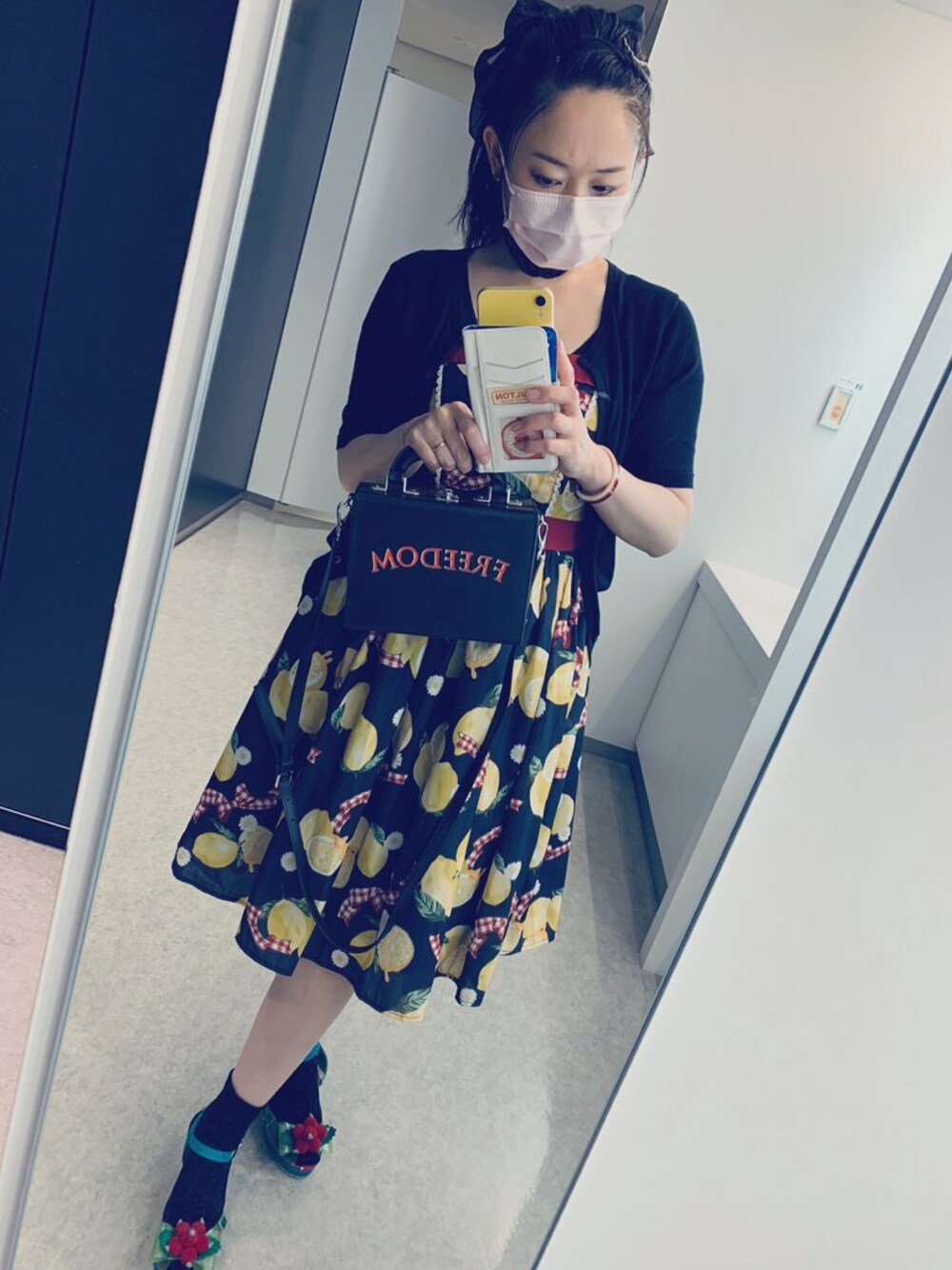 「オトナカジュアル、大人かわいい、お出かけコーデ、ワンピースコーデ、アクシーズファム、レモン柄、ポニーテール」｜「axes femme kawaiiのアイテム（ワンピース/ドレス、その他）」を使った、chiyuさん（レディース・160cm）の秋コーディネートの1枚目の写真