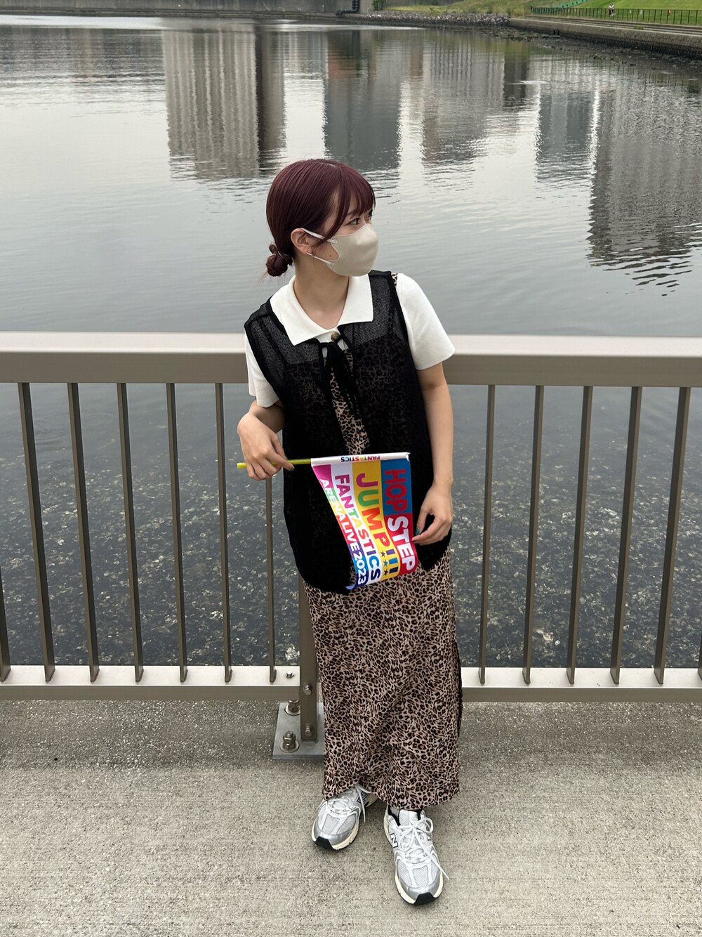 その他のワンピース、グレー系のスニーカー、ホワイト系のポロシャツを着用したレディースの夏コーディネートの1枚目の写真