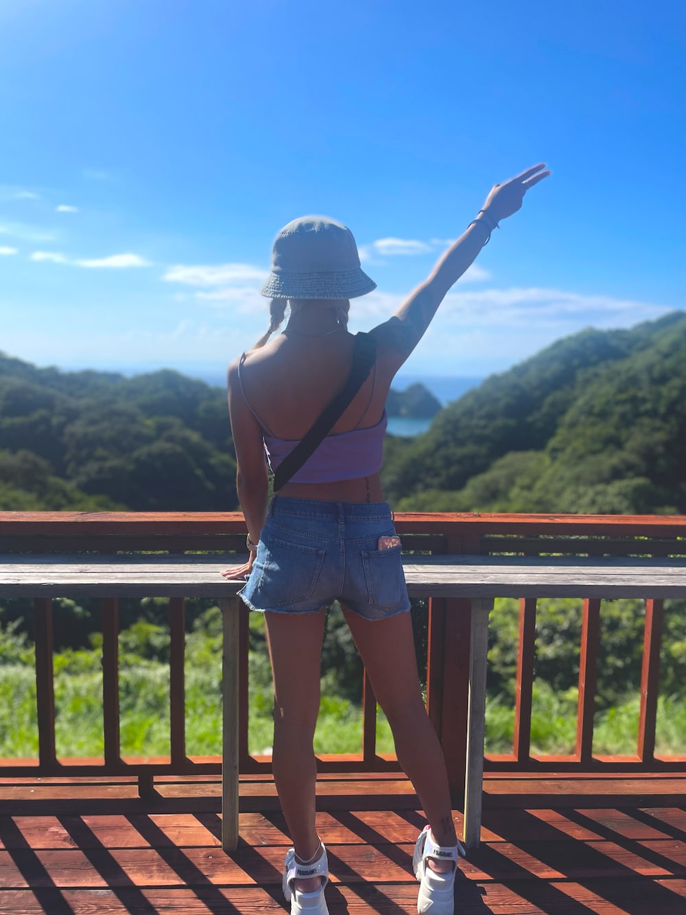 「夏コーデ、シンプルスタイル、バケハ女子、休日スタイル」｜「FOREVER 21のForever 21 Distressed Frayed Denim Shorts（その他パンツ、ブルー系）」を使った、Lilyさん（レディース・153cm）の秋コーディネートの1枚目の写真