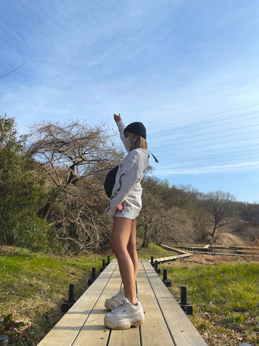 「オトナ女子、春夏コーデ、カジュアル、ビーニー、BILLABONG、お散歩コーデ、散歩、ギャル」｜「FILAの【FILA】F0425-0125 ﾃﾞｨｽﾗﾌﾟﾀｰII ｳｪｯｼﾞ ｳｨﾒﾝｽﾞ（スニーカー、ホワイト系）」を使った、Lilyさん（レディース・153cm）の春コーディネートの1枚目の写真