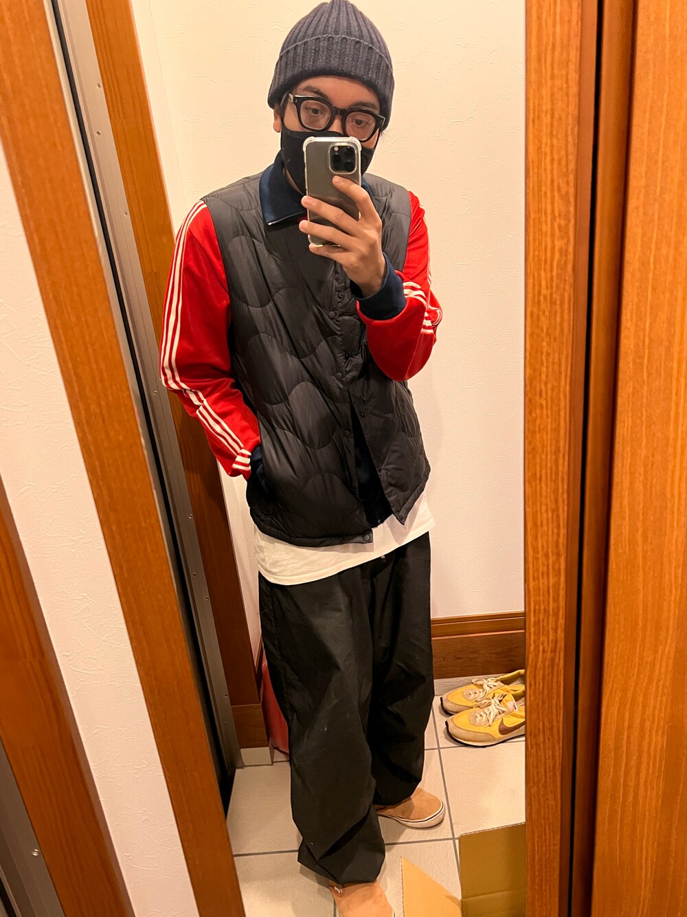 「ゆるコーデ、今日のコーデ、冬コーデ、UNIQLO、シンプル、adidas、ニット帽、スリッポン」｜「貰い物のアイテム（ニットキャップ/ビーニー、ブルー系）」を使った、greenday86さん（メンズ・182cm）の冬コーディネートの1枚目の写真