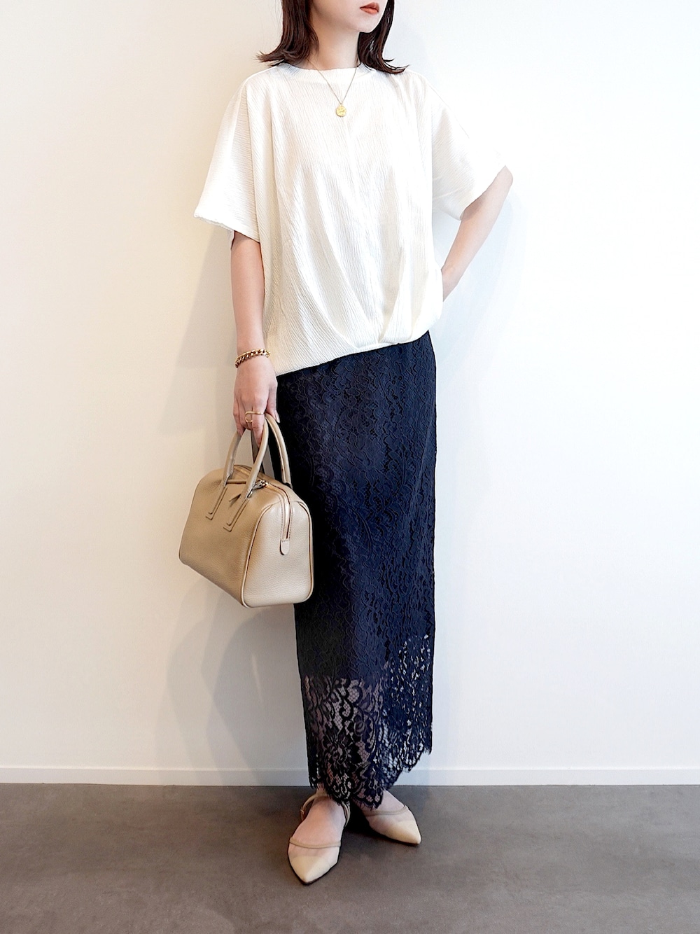 ベージュ系のTシャツ/カットソー、ベージュ系のその他シューズ、ブルー系のスカートを着用したレディースの夏コーディネートの1枚目の写真
