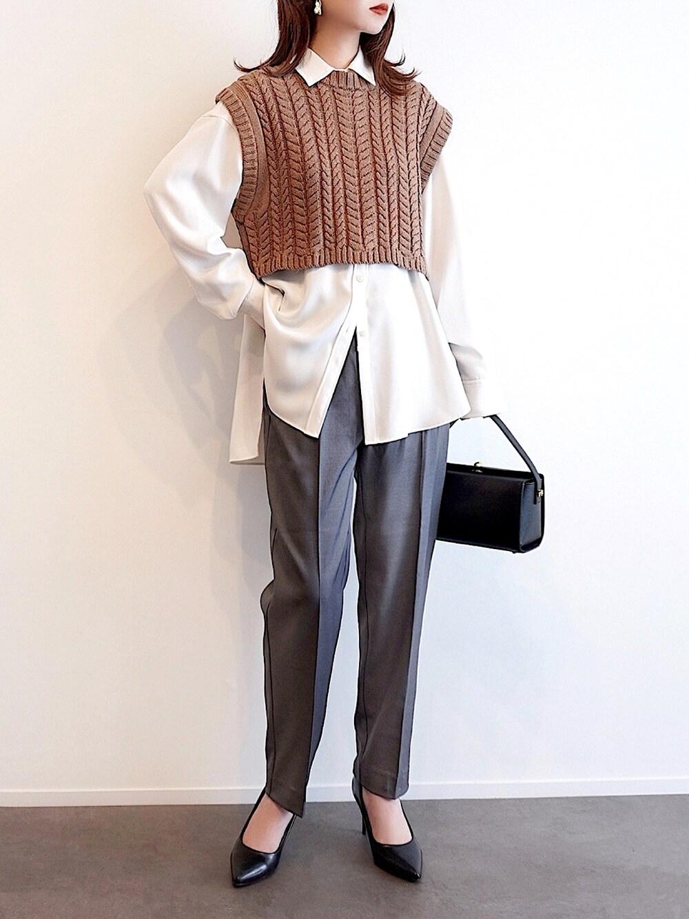 グレー系のその他パンツ、ブラック系のパンプス、ホワイト系のシャツ/ブラウスを着用したレディースの秋コーディネートの1枚目の写真