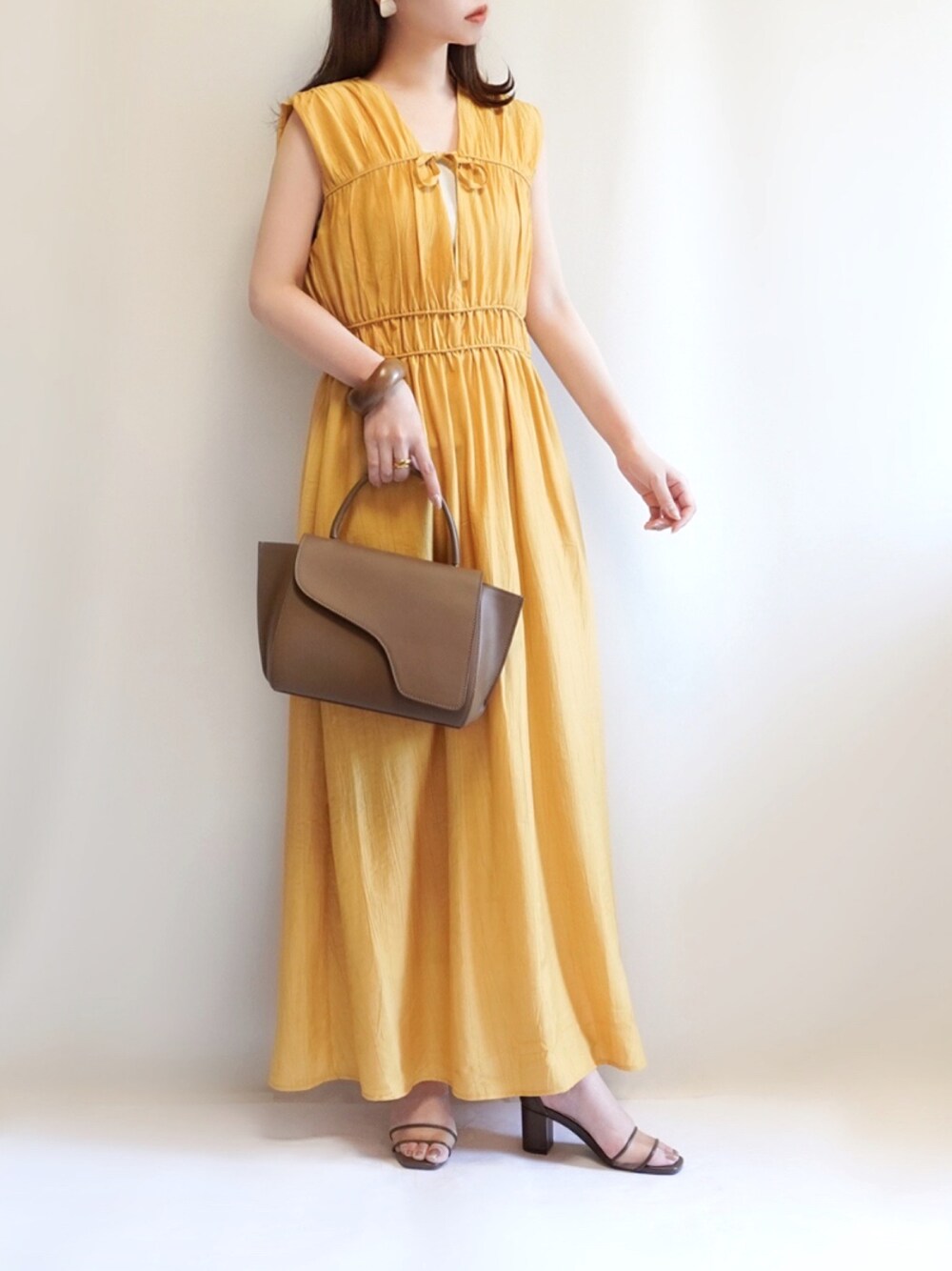 「PR、Emmataylor、styledoor、CENE、きれいめカジュアル、レイヤードスタイル、シンプルコーデ、イエロー、ビタミンカラー、ノースリーブ、ロングワンピース、サンダル、バングル、夏コーデ、休日スタイル」｜「STYLEDOORのギャザーロングワンピース（ワンピース、イエロー系）」を使った、haushinkaさん（レディース・157cm）の夏コーディネートの1枚目の写真