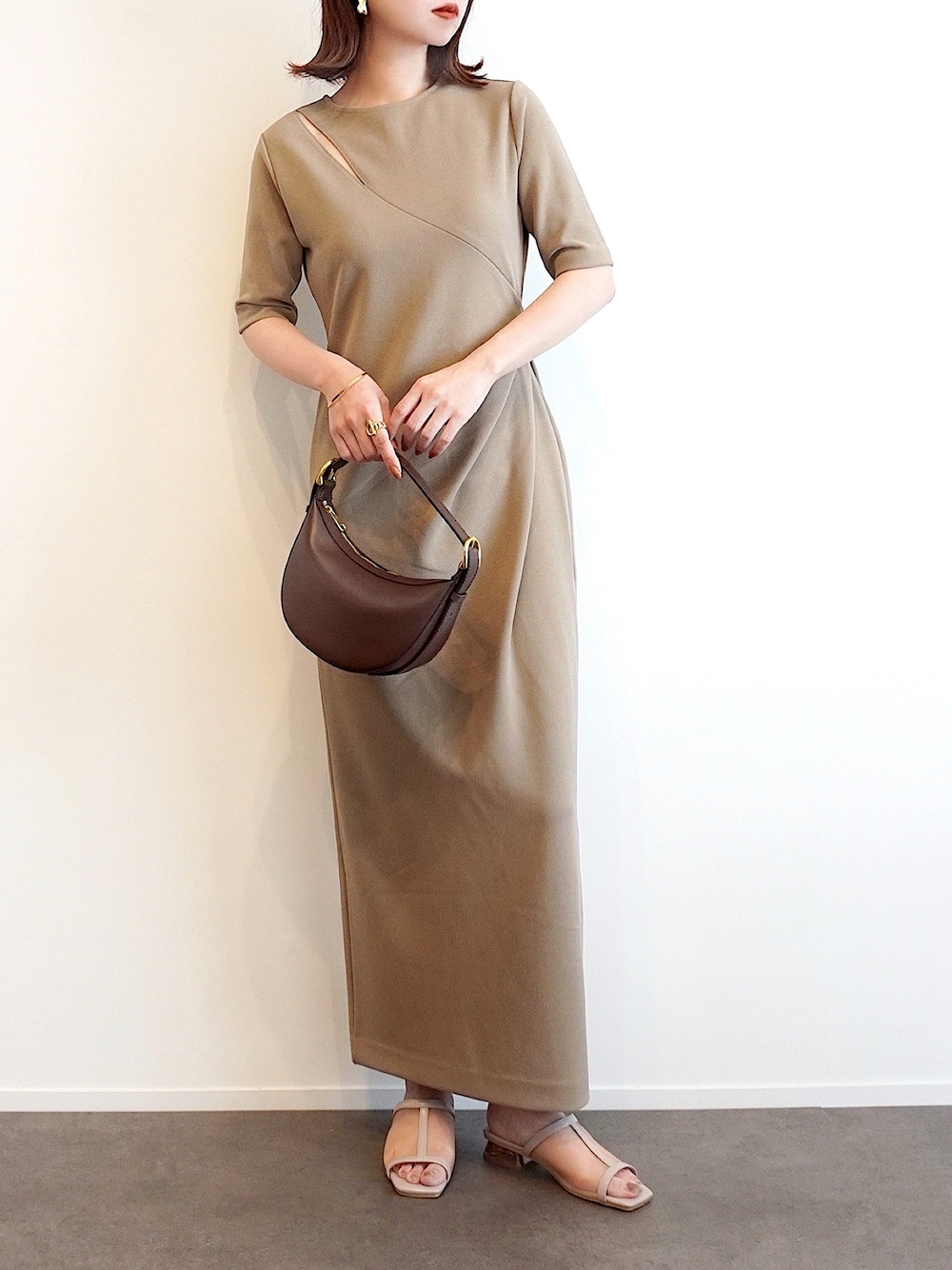 anuansウエストタックドレープワンピース ベージュ　Ｓ anuans（アニュアンス）の「ウエストタックドレープワンピース