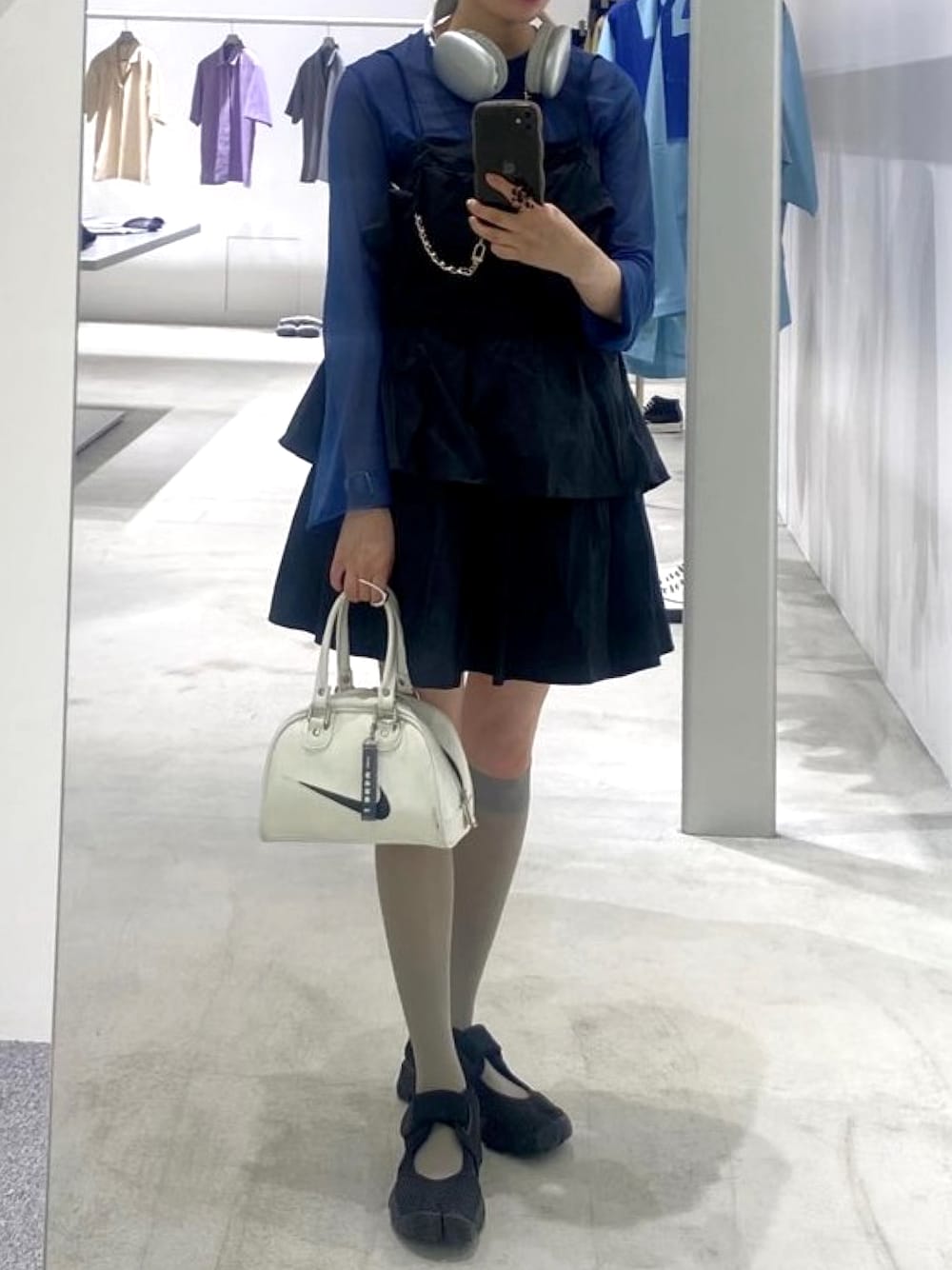 「ファッションを楽しもう、お出かけコーデ、オトナカジュアル、おしゃれさんと繋がりたい、ワンピーススタイル、ユニクロだらけ、NIKE、ZARAコーデ、ootd、個性派、モードカジュアル、黒、プチプラコーデ、ブルー、ヘッドフォン」｜「UNIQLOのアイテム（トップス、ブルー系）」を使った、AOKIさん（骨格ストレート・レディース・155cm）の秋コーディネートの1枚目の写真