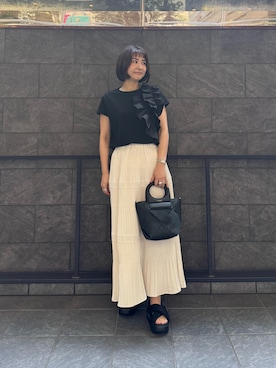 「URBAN RESEARCH ROSSO WOMEN(アーバンリサーチ ロッソ)のフリルドッキングTEEブラウス(Tシャツ/カットソー、ブラック系)」を使った、ERIさん(レディース・158cm)の春コーディネート