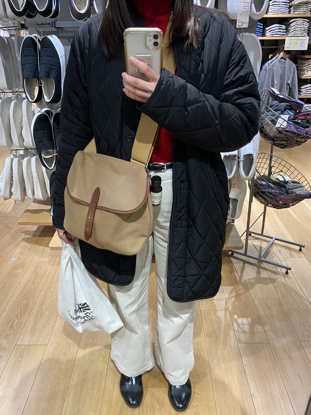 ブラック系のノーカラージャケット、ベージュ系のショルダーバッグ、ホワイト系のエコバッグ/サブバッグを着用したレディースの春コーディネートの1枚目の写真