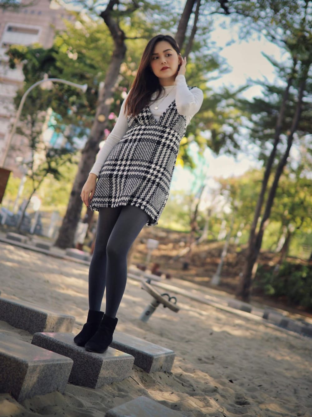 「Photoshoot、ootd、winter、blacknwhite、outdoor、park、ZARA、shein、Danielwellington、guess」｜「ZARAのアイテム（ワンピース、ブラック系）」を使った、Biffi Fu  🇹🇼さん（レディース・166cm）の冬コーディネートの1枚目の写真