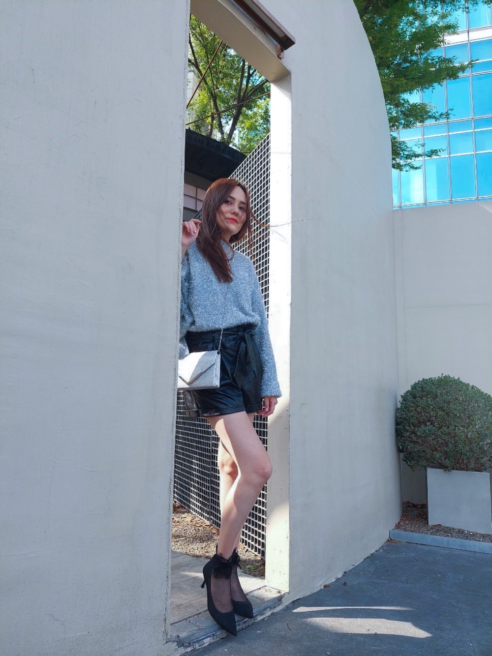 「Photoshoot、ootd、silver、black、Wednesday、shein、GIVENCHY、Lovedbylyla、Sunnyday」｜「SHEINのアイテム（ハンドバッグ、シルバー系）」を使った、Biffi Fu  🇹🇼さん（レディース・166cm）の春コーディネートの1枚目の写真