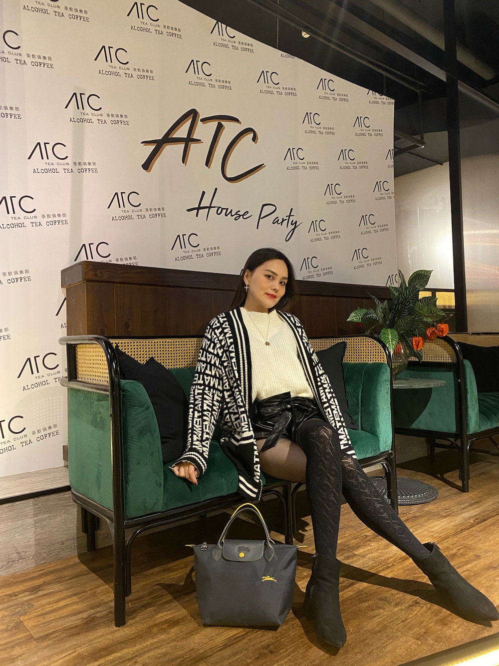「Photoshoot、ootd、rock、cool、shein、LONGCHAMP、ANNA SUI、Loved」｜「lovedのアイテム（イヤリング、ゴールド系）」を使った、Biffi Fu  🇹🇼さん（レディース・166cm）の冬コーディネートの1枚目の写真