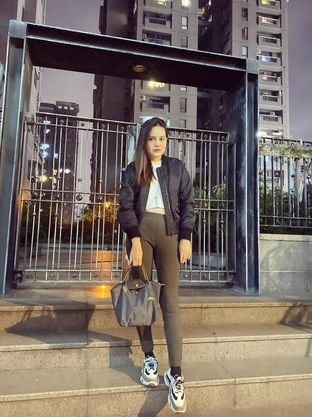 「ootd、Photoshoot、army green、winter、shein、UNIQLO、H&M、LONGCHAMP、nightout」｜「LONGCHAMPのアイテム（ハンドバッグ、グレー系）」を使った、Biffi Fu  🇹🇼さん（レディース・166cm）の秋コーディネートの1枚目の写真