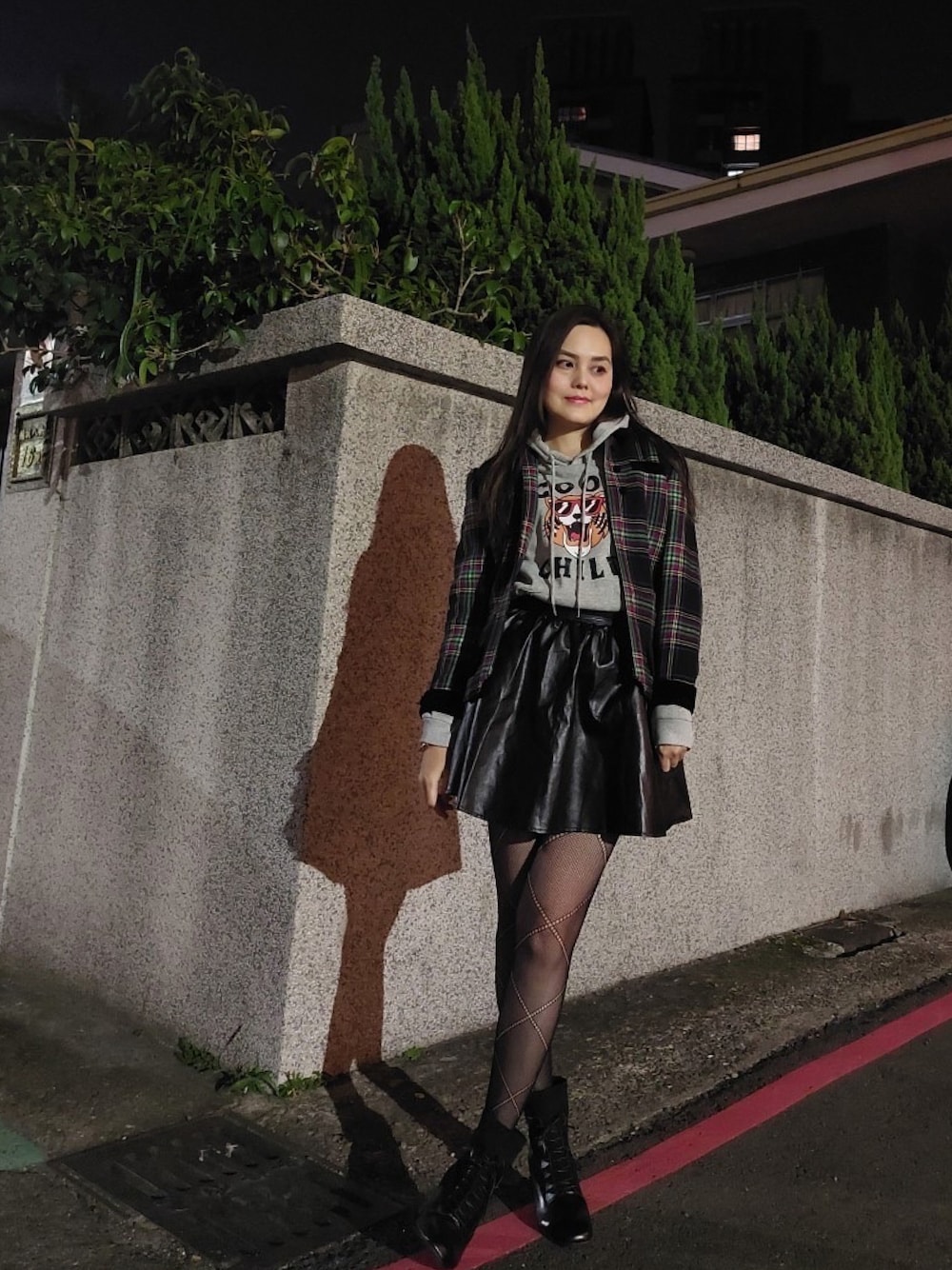 「Photoshoot、night、rock、cool、tiger、ANNASUI、shein、Loved」｜「Sheinのアイテム（パーカー、グレー系）」を使った、Biffi Fu  🇹🇼さん（レディース・166cm）の冬コーディネートの1枚目の写真
