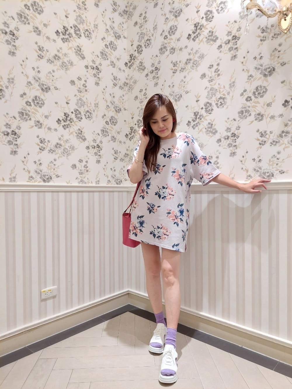 「ootd、Photoshoot、holiday、floral、purple、hotpink、COACH、Daniel Wellington、shein」｜「SHEINのアイテム（サンダル、ホワイト系）」を使った、Biffi Fu  🇹🇼さん（レディース・166cm）の秋コーディネートの1枚目の写真