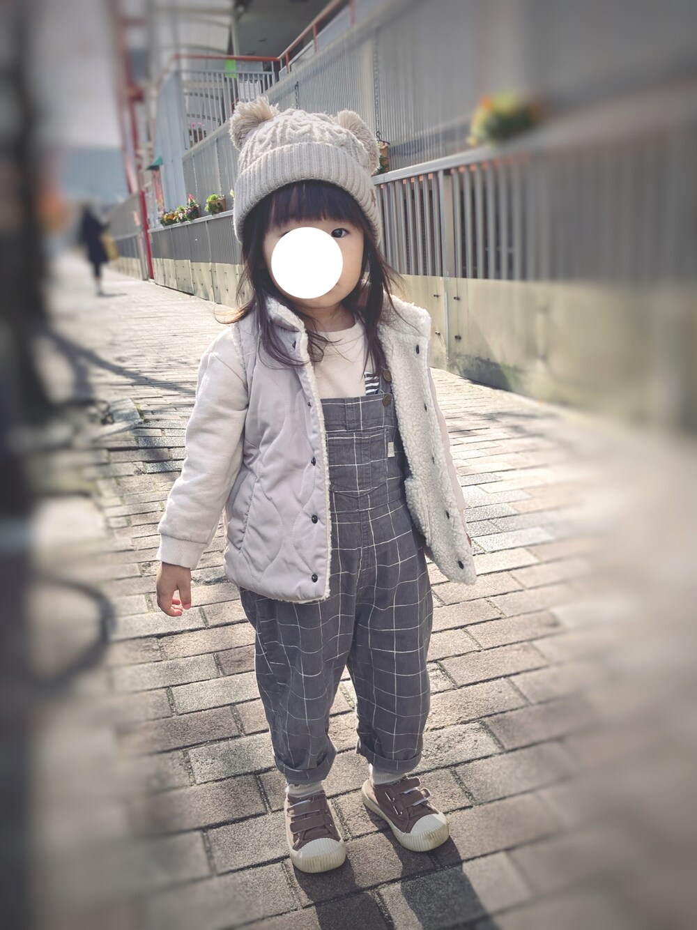 「ニット帽、ベージュ、サロペット、ナチュラル、ベスト、リバーシブル、しまむら、プチプラ、キッズコーデ、バースデイ」｜「petit mainのWぽんぽんニット帽（ニットキャップ/ビーニー、ベージュ系）」を使った、Milky*さん（レディース・160cm）の冬コーディネートの1枚目の写真