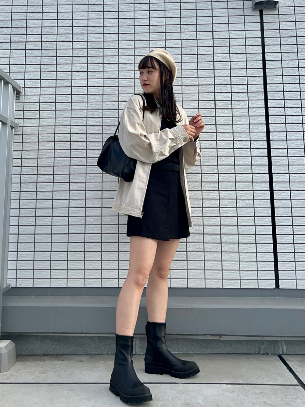 「ブルゾン、スウィングトップ、古着MIX、秋コーデ、プチプラ、ベレー帽、シンプルコーデ、厚底シューズ、ワントーンコーデ、ボストンバッグ、韓国ファッション、ビッグシルエット、ミニスカート、ストリート、ブーツ」｜「SHEINのアイテム（ハンチング/ベレー帽、ベージュ系）」を使った、なつさん（レディース・166cm）の秋コーディネートの1枚目の写真