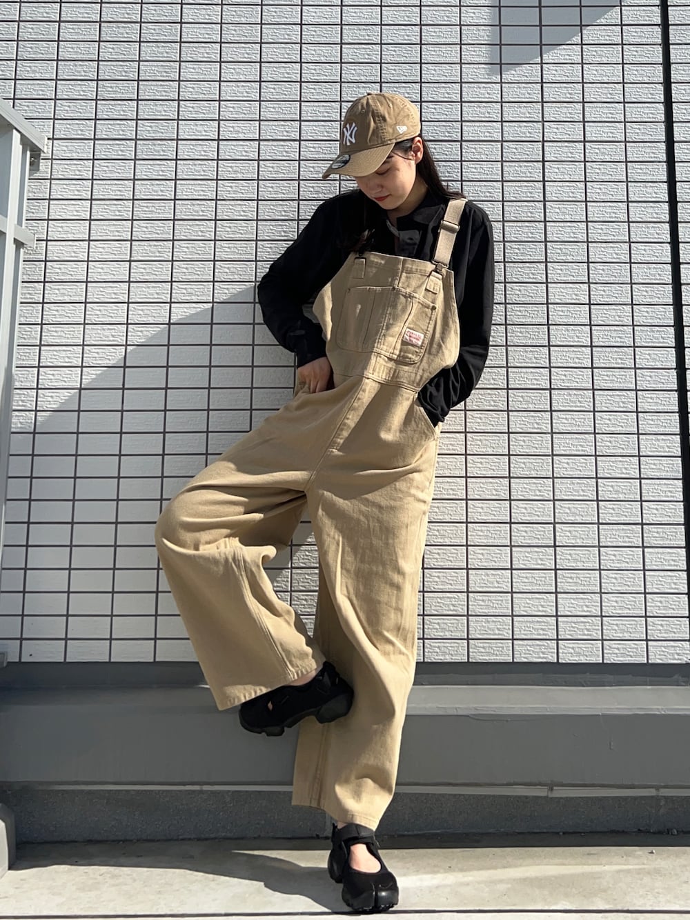 「サロペット、キャップ、ワントーンコーデ、ビッグシルエット、エアリフト、アウトドアスタイル、ベージュ、秋コーデ、ポロシャツ、ロンT、プチプラ、古着MIX、NEW ERA、カジュアルコーデ、メンズライク」｜「NEW ERAのニューエラ 9TWENTY キャップ ストラップバック ウォッシュドコットン MLB NEW ERA（キャップ、ベージュ系）」を使った、なつさん（レディース・166cm）の秋コーディネートの1枚目の写真