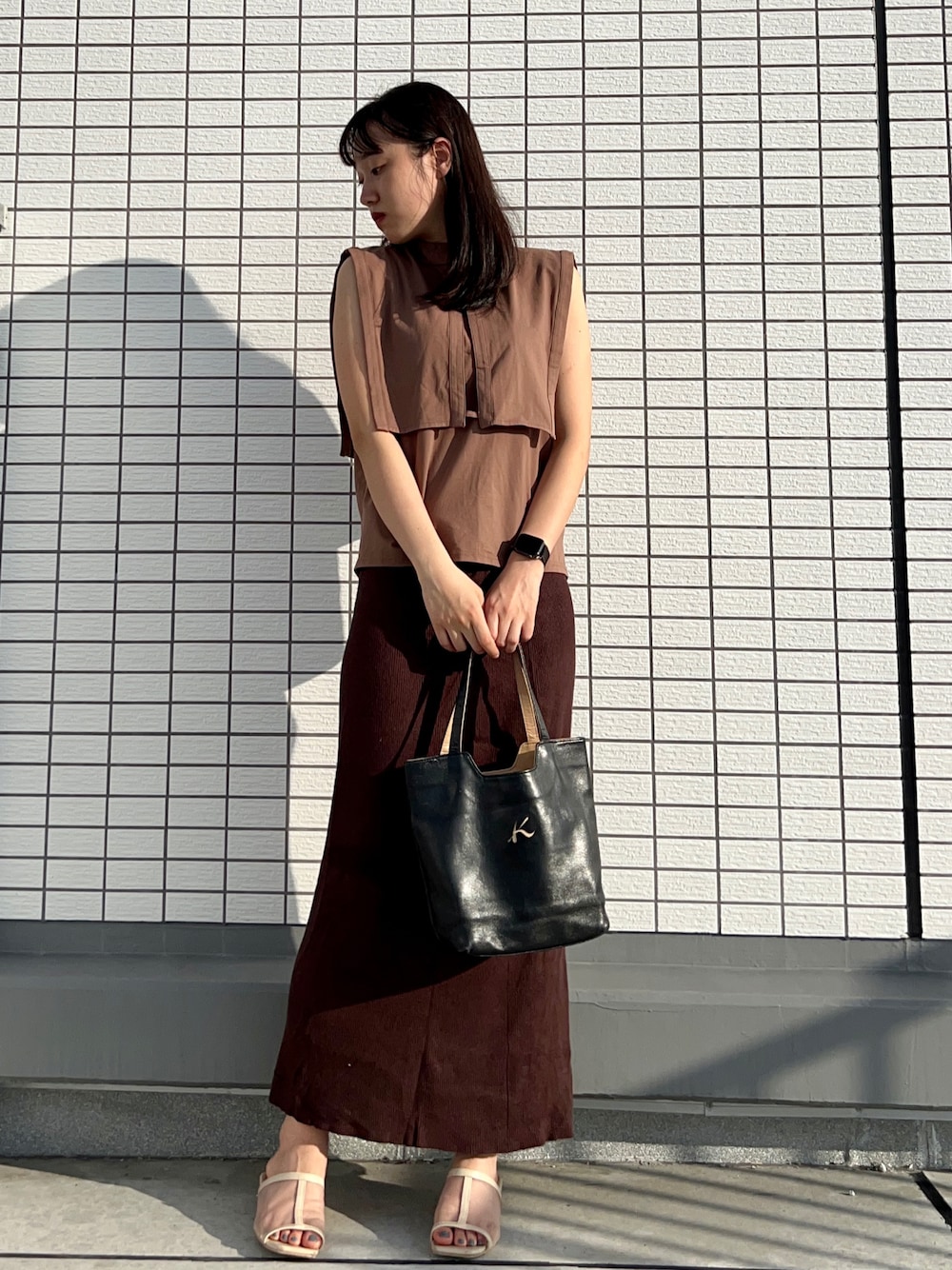 「ブラウン、休日スタイル、ショート丈トップス、淡色コーデ、プチプラ、ハンドバッグ、ベージュ、ビッグカラー、秋コーデ、ワントーンコーデ、タイトスカート、ロングスカート、スカートスタイル、きれいめカジュアル、オフィスカジュアル」｜「&g'aimeの【&g’aime】ケープカットトップス（Tシャツ/カットソー、ブラウン系）」を使った、なつさん（レディース・166cm）の秋コーディネートの1枚目の写真