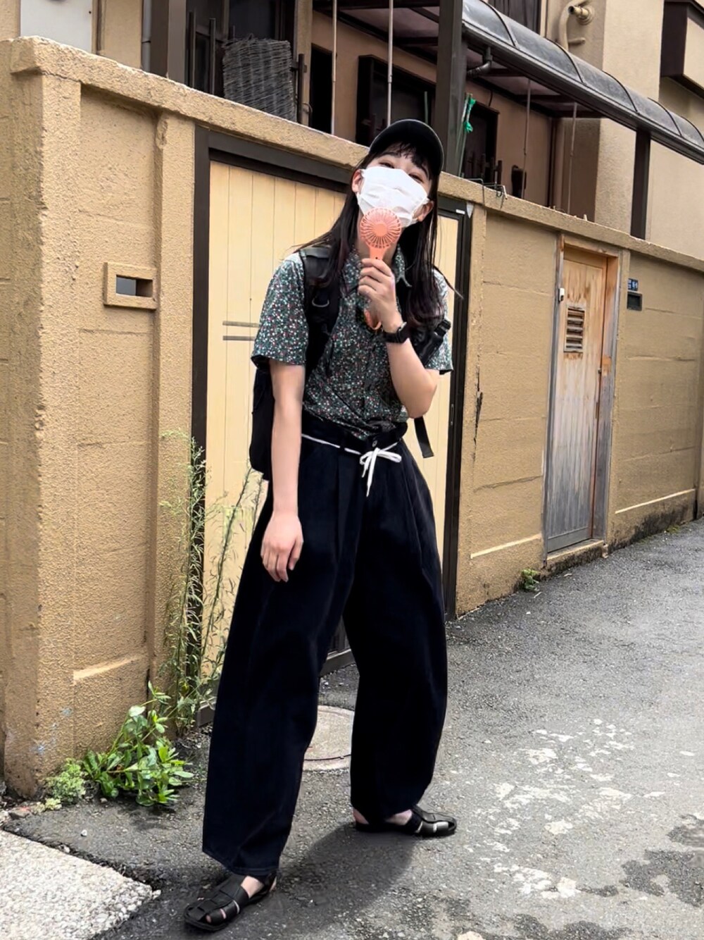 「柄シャツ、モノトーン、グルカサンダル、プチプラ、ビッグシルエット、リュック、キャップ、休日スタイル、メンズライク、デニムパンツ、シャツスタイル、秋服準備はじめました、タックイン、オーバーサイズ、花柄」｜「FREDY&GLOSTERの別注ベアキャップ（キャップ、ブルー系）」を使った、なつさん（レディース・166cm）の夏コーディネートの1枚目の写真