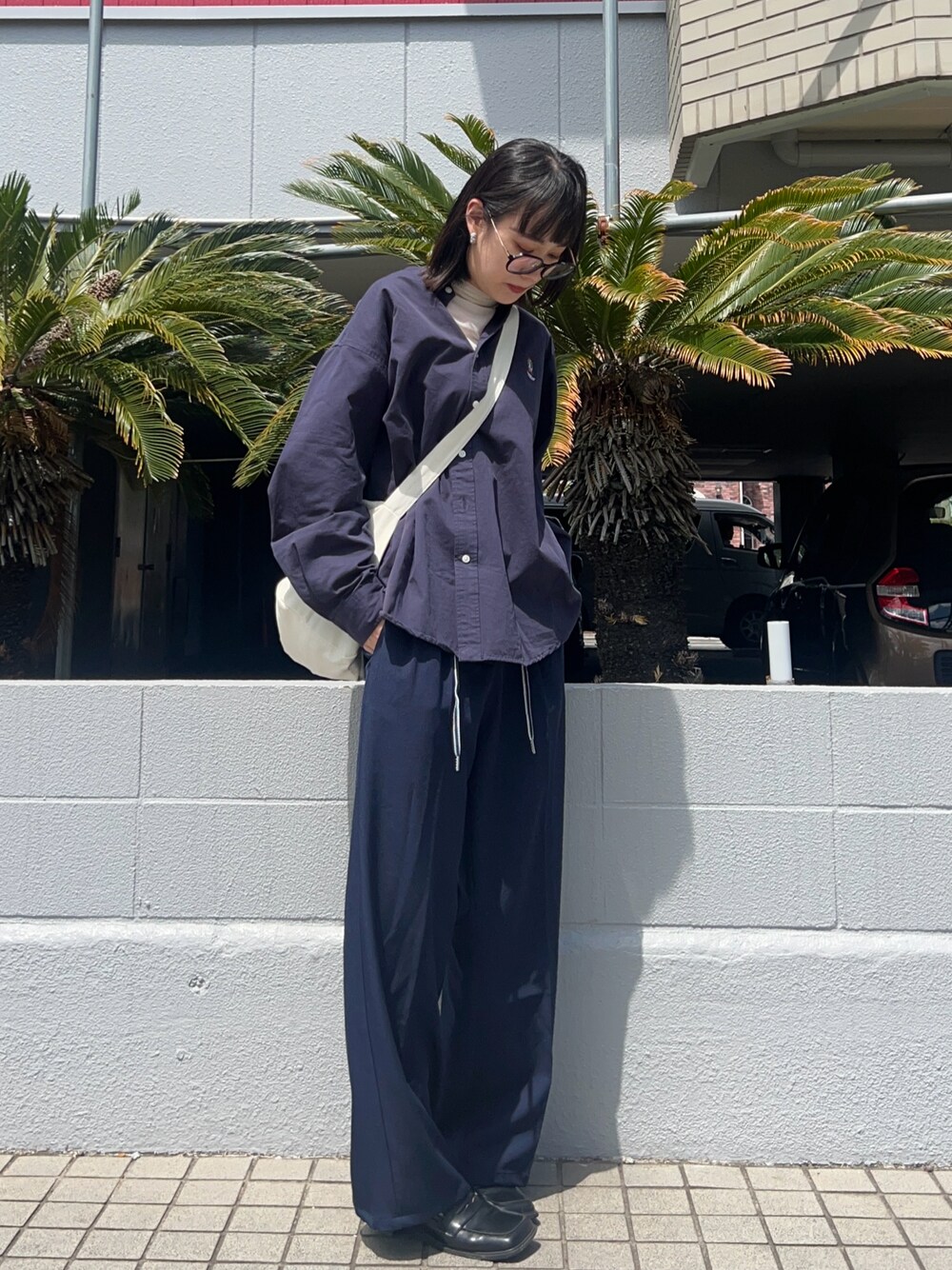 ホワイト系のショルダーバッグ、ブルー系のシャツ/ブラウス、ホワイト系のシャツ/ブラウスを着用したレディースの春コーディネートの1枚目の写真