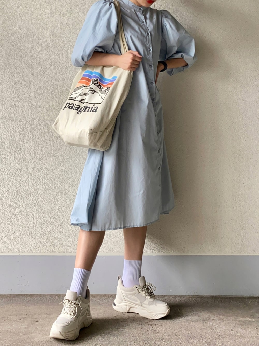 「トートバッグ、ワンピース、ビッグシルエット、patagonia、プチプラ、シャツワンピ、アイスブルー、厚底シューズ、きれいめカジュアル、GRL、パフスリーブ、韓国ファッション、秋コーデ、ボリューム袖、ダッドスニーカー」｜「GRLのバックティアードスタンドカラーワンピース（ワンピース、ホワイト系）」を使った、なつさん（レディース・166cm）の秋コーディネートの1枚目の写真