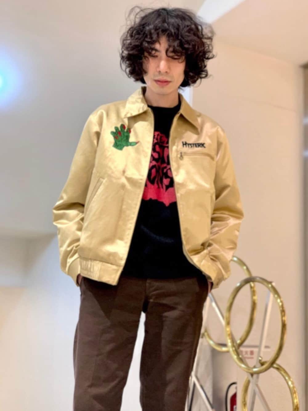 「スウェット、チノパン、スーベニアジャケット、ヒステリックグラマー、ストリートコーデ、サテンジャケット、hysteric glamour、秋🍁コーデ」｜「HYSTERIC GLAMOURのMONSTER HAND刺繍 スーベニアジャケット（その他アウター、ゴールド系）」を使った、ikechanさん（メンズ・171cm）の秋コーディネートの1枚目の写真