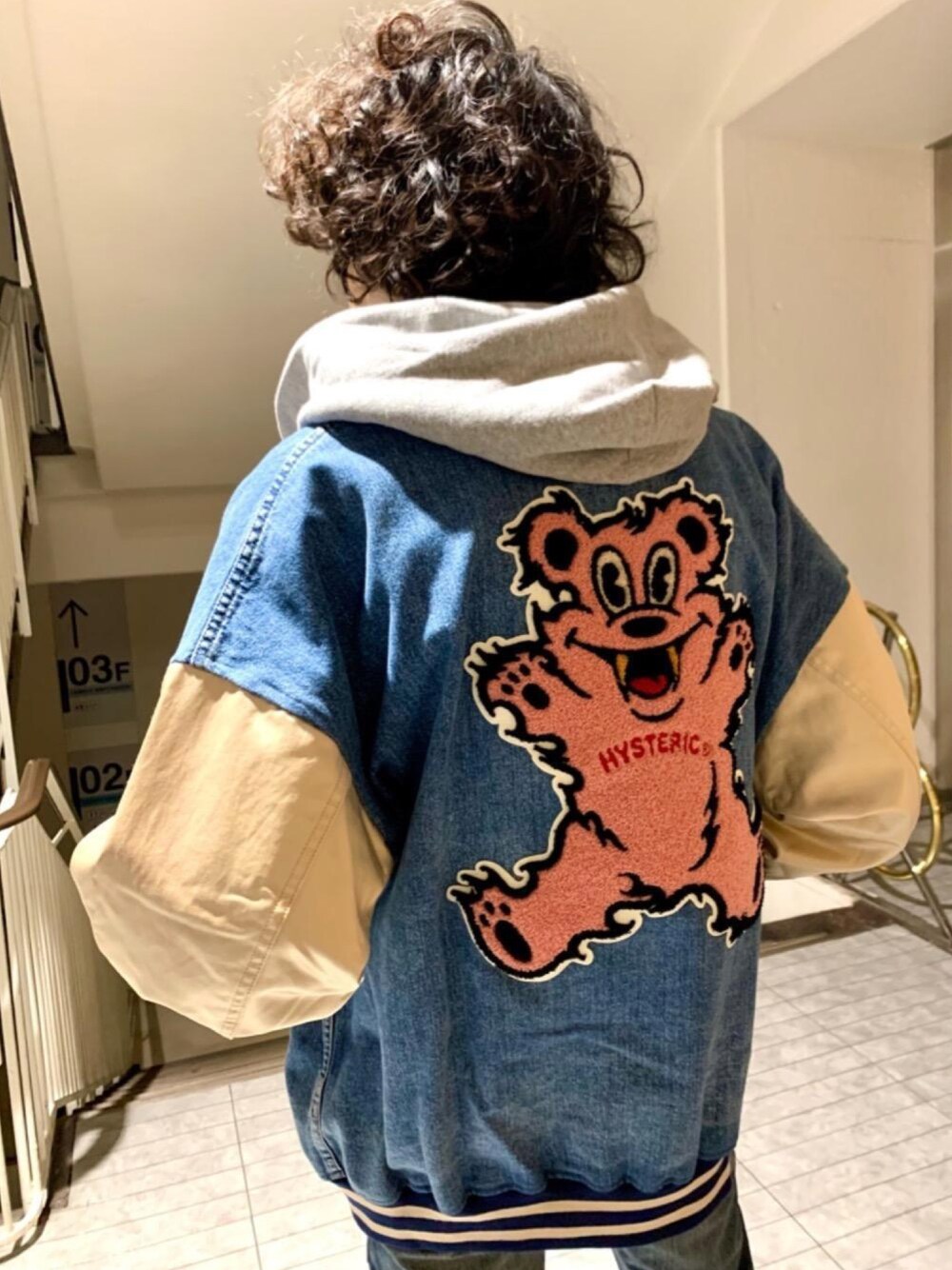 「スウェット、スタジャン、冬コーデ、ダメージデニム、ヒステリックグラマー、アメカジコーデ、でにむ、hysteric glamour、90'sコーデ、ﾋﾞｯｸﾞｼﾙｴｯﾄ」｜「HYSTERIC GLAMOURのパッチワークリメイク スリムストレートデニムパンツ（デニムパンツ、ブルー系）」を使った、ikechanさん（メンズ・171cm）の冬コーディネートの1枚目の写真