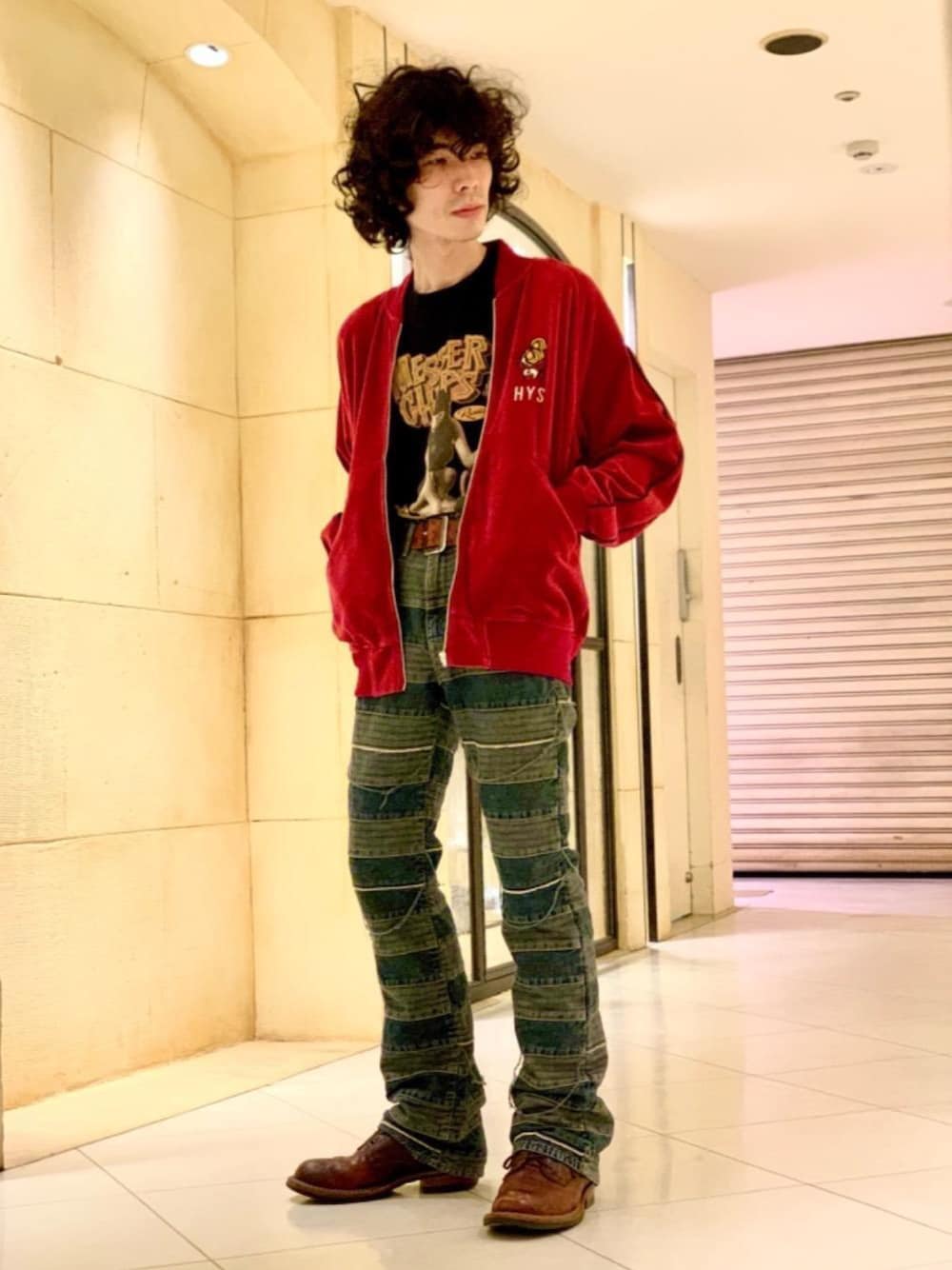 「フレアパンツ、ヒステリックグラマー、ストリートコーデ、アメカジコーデ、でにむ、hysteric glamour、90'sコーデ、Ｔシャツ、秋🍁コーデ」｜「HYSTERIC GLAMOURのOLD STUD×HYSTERIC/CIRCLE GIRL STUDSベルト（ベルト、ブラウン系）」を使った、ikechanさん（メンズ・171cm）の秋コーディネートの1枚目の写真