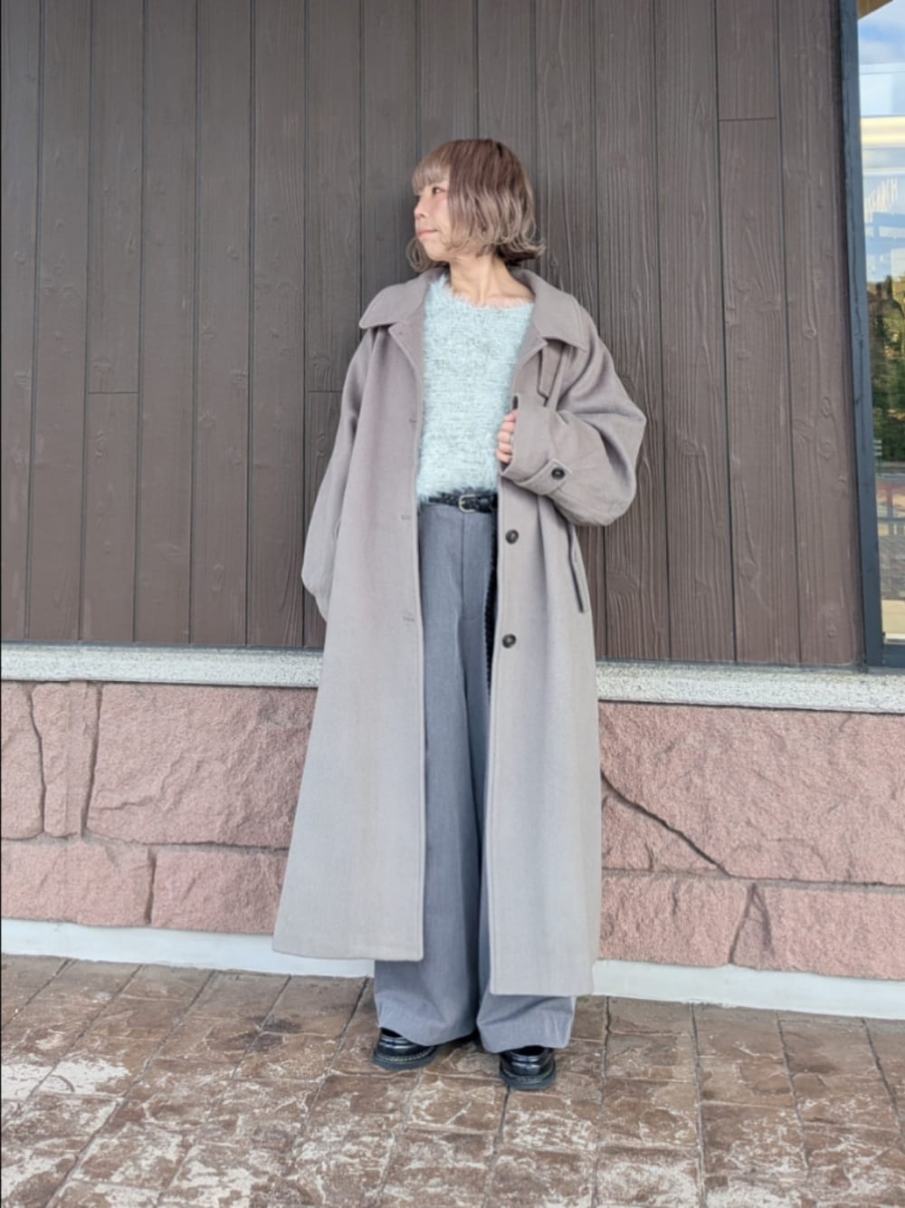 グレー系のニット/セーター、グレー系のその他パンツ、ベージュ系のその他アウターを着用したレディースの秋コーディネートの1枚目の写真