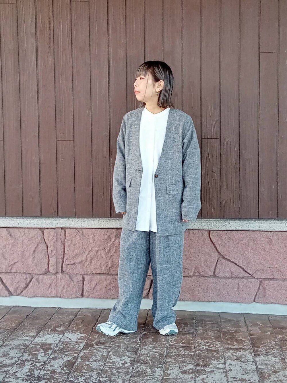 ブラック系のノーカラージャケット、ブラック系のその他パンツ、ホワイト系のTシャツ/カットソーを着用したレディースの春コーディネートの1枚目の写真