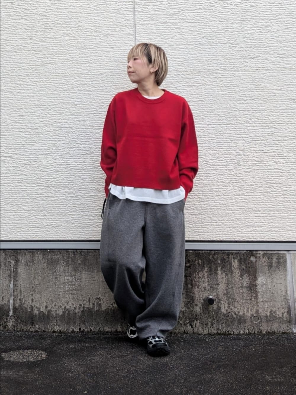レッド系のニット/セーター、ホワイト系のシャツ/ブラウス、グレー系のその他パンツを着用したレディースの秋コーディネートの1枚目の写真