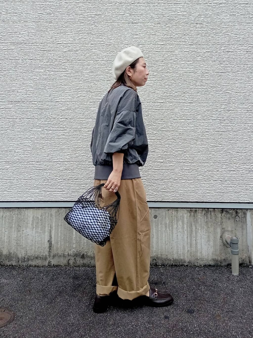 ブラウン系のローファー、グレー系のシャツ/ブラウス、イエロー系のチノパンツを着用したレディースの秋コーディネートの1枚目の写真